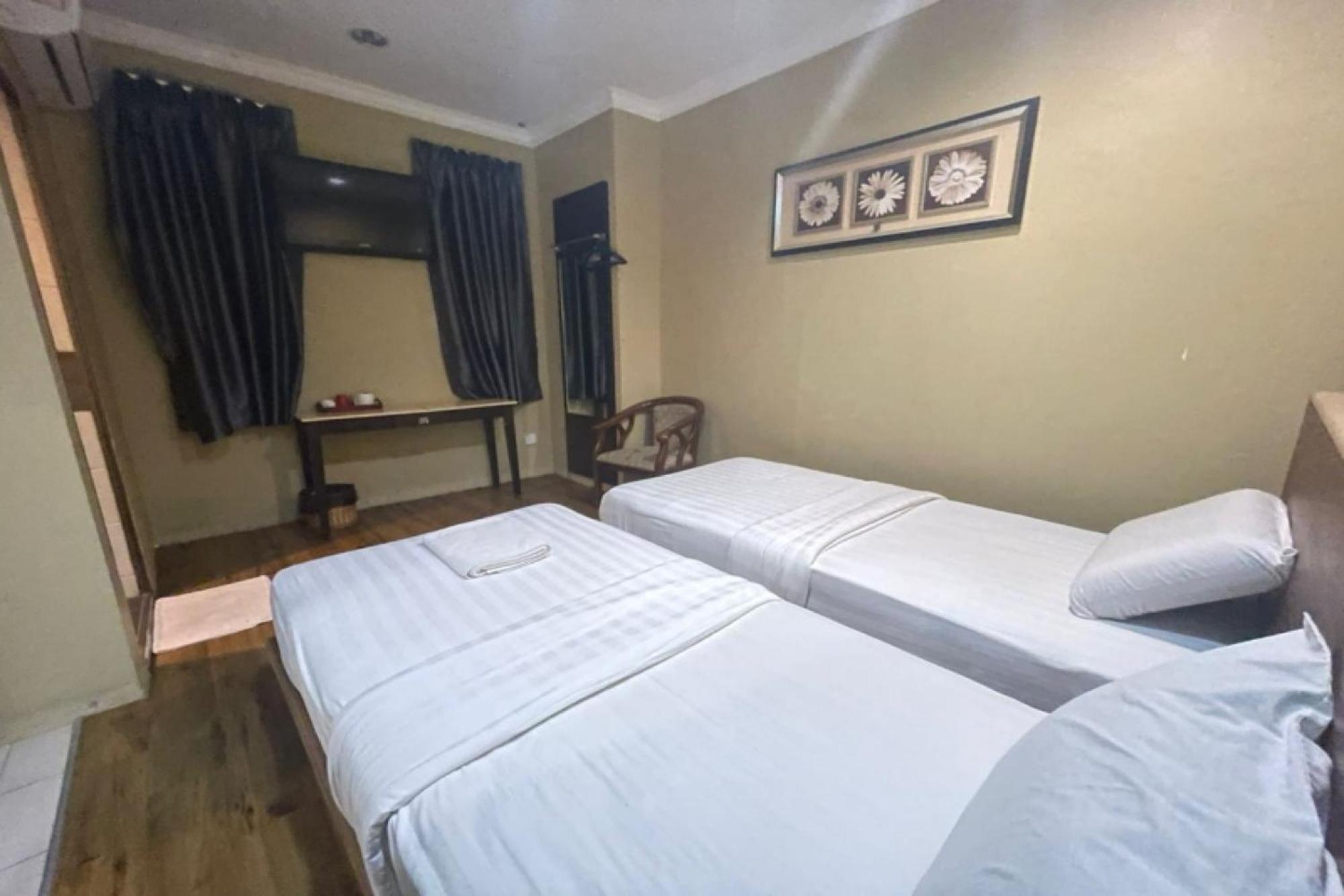Oyo 90411 Perdana Hotel ลาบวน ภายนอก รูปภาพ