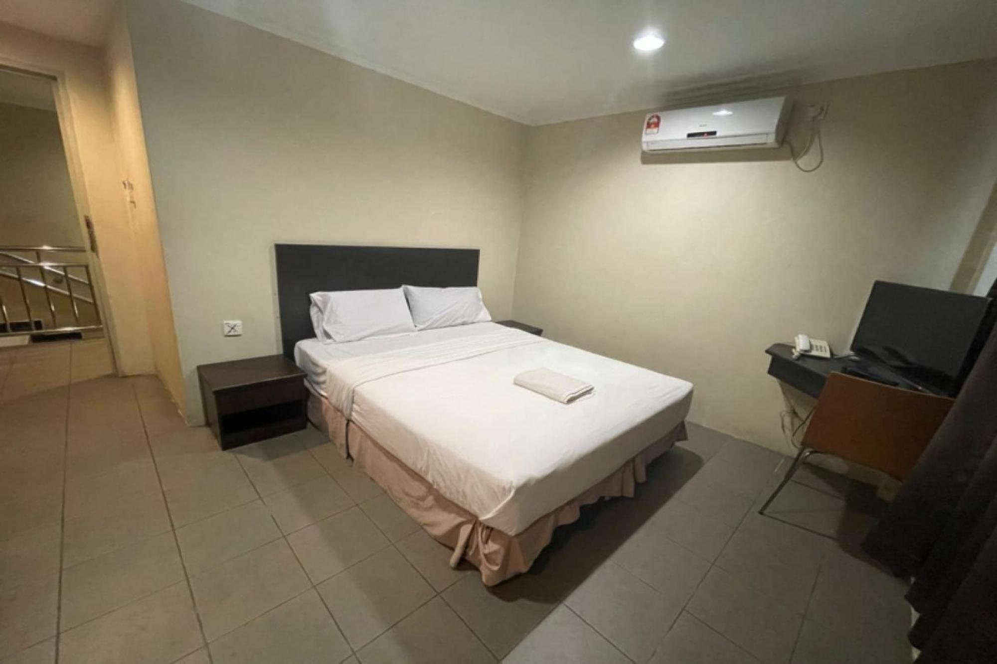 Oyo 90411 Perdana Hotel ลาบวน ภายนอก รูปภาพ
